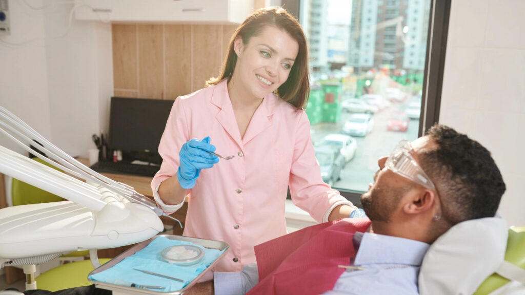 Dental cleaning costs without insurance: options to save
