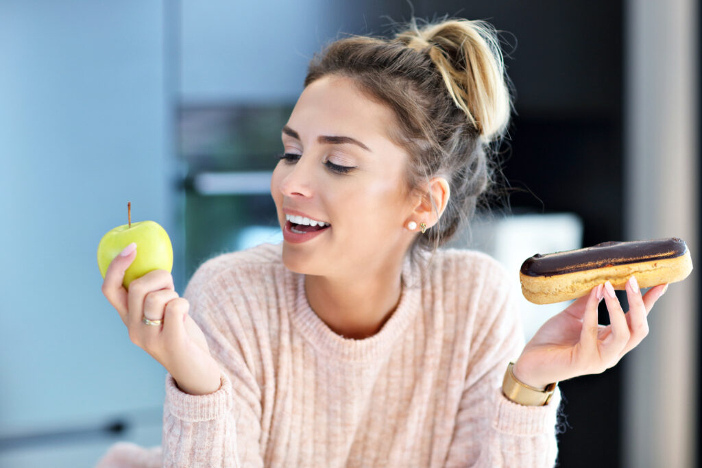 Picture woman choosing apple eclair